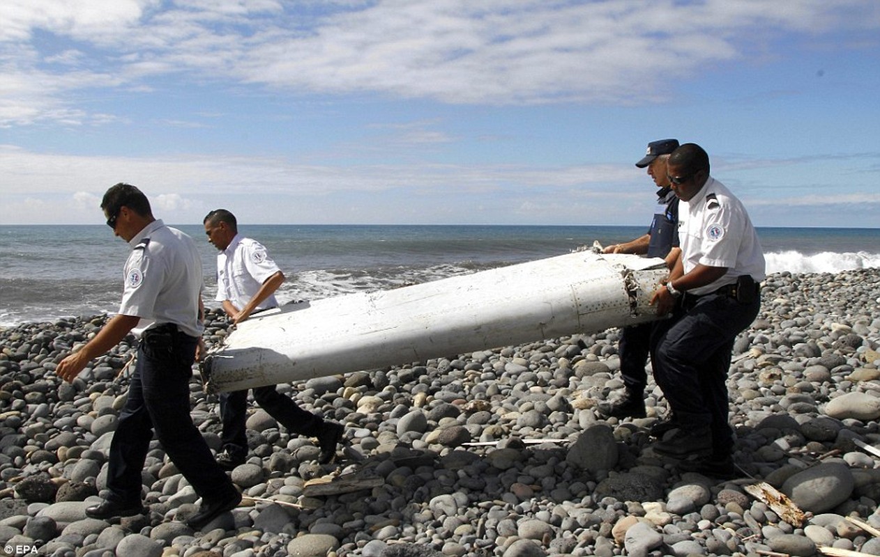 Thay hai vat the nghi manh vo cua MH370 duoi day bien-Hinh-6